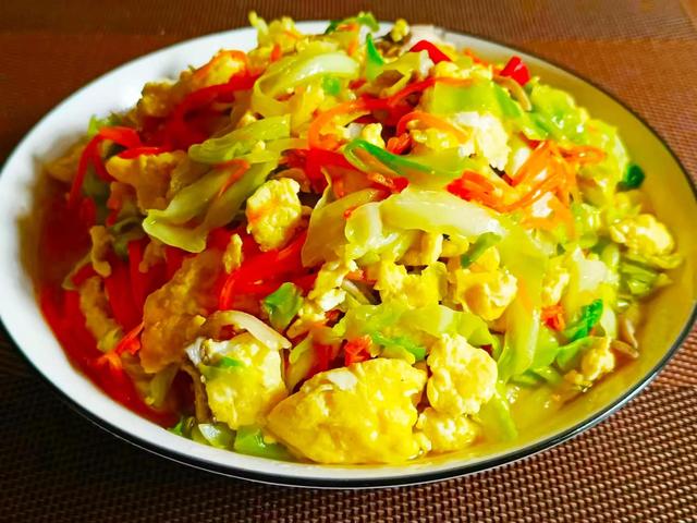 天冷给孩子吃什么好？记得用包菜和鸡蛋做道下饭菜，维生素U丰富