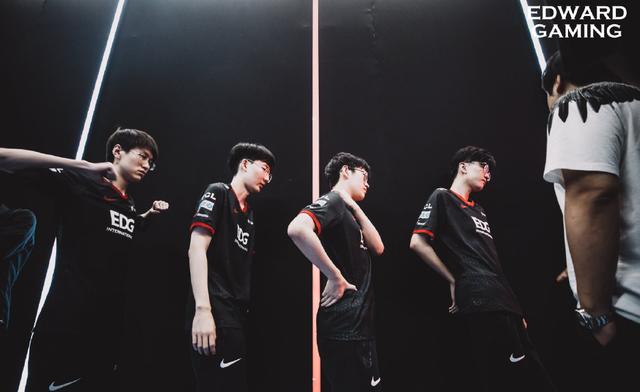 LOL全球战队榜更新，FPX登顶RNG力压EDG，TES蹿升到第六名