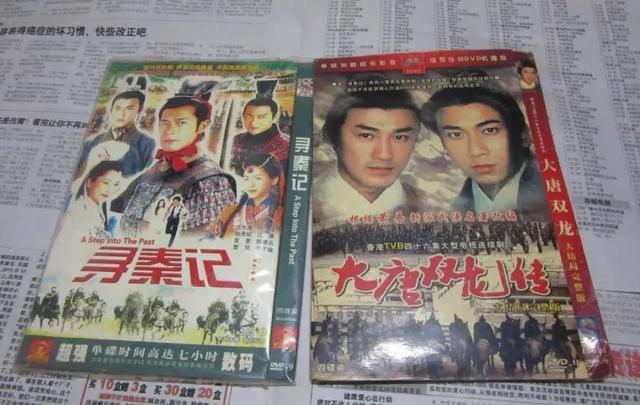 千字站中间北字分两边打一字