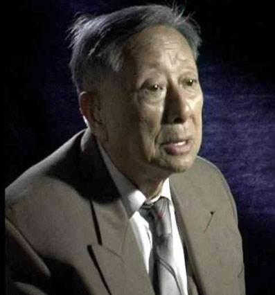 伪军中将给粟裕送了盒烟，粟裕发现不对大喊：部队集合，电台关闭