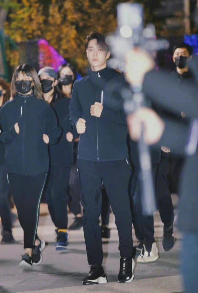 霸总行为！雷军包机接王一博参加活动，还万人陪跑……