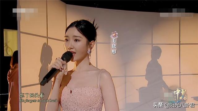 中秋晚会女星镜头：刘诗诗古装抢眼，薇娅仪态绝，欧阳娜娜小清新