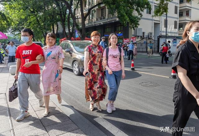 高考家长穿旗袍的说说(高考送考必须穿旗袍吗)