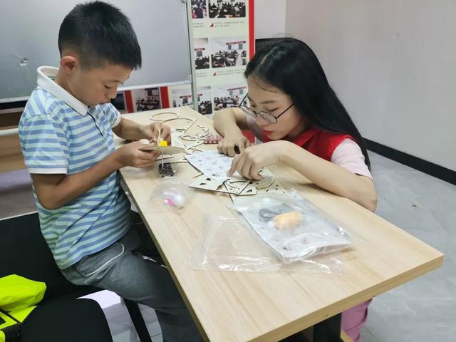 新时代文明实践丨五龙乡开展“探索科技小制作”亲子体验活动