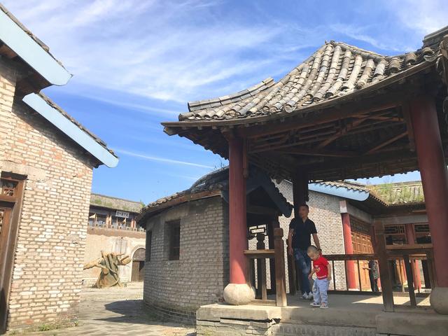 佳木斯市旅游景点介绍（佳木斯敖其湾影视城）(17)