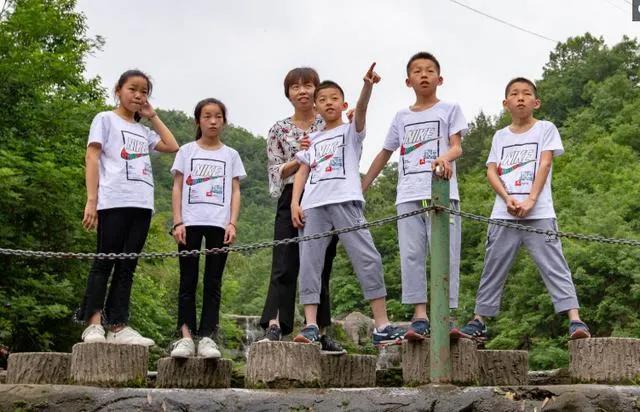 累人的五胞胎，开心的父母