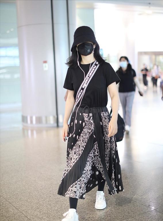 谢娜一家四口逛街！她穿衣臃肿似阿姨，双胞胎女儿正脸都太像张杰