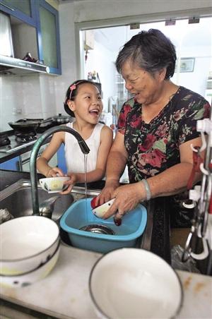 拿身体乳涂在脚上拿塑料包着