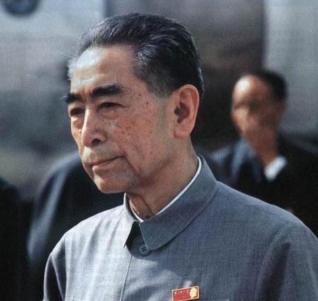 周总理的小学老师去世后，其儿子进京求职，总理接见他后当场落泪