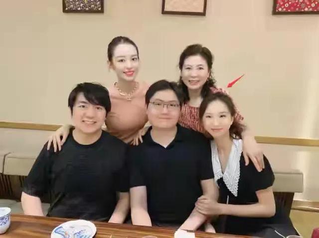 郭碧婷一家坐千万豪车真酷！把自己穿成大妈，抱女儿累得直不起腰