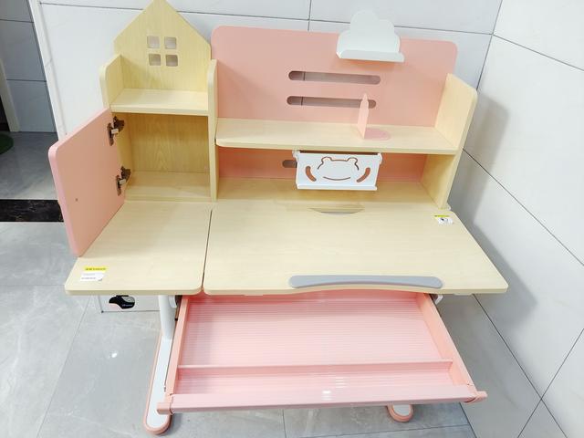 站坐交替，一张可伴孩子到18岁的书桌，乐歌儿童学习桌漫画家体验