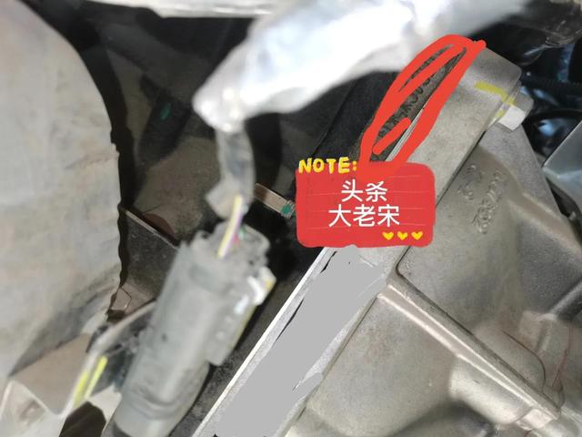 发动机号在车哪个位置(汽车发动机号在哪位置)