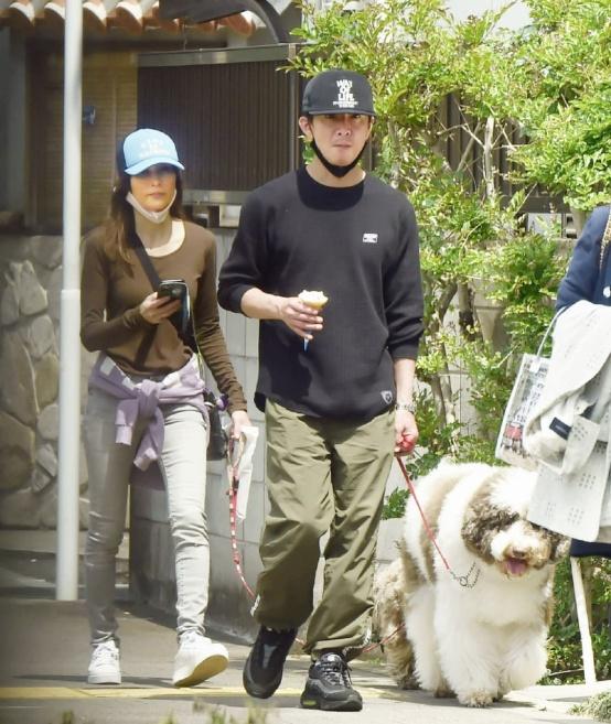 工藤静香与木村拓哉结婚21年仍恩爱 穿小脚裤秀身材 比例完美 太阳信息网