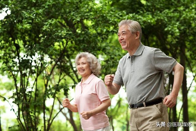 骨质疏松除了老人，这类人也易发，做好5点来预防