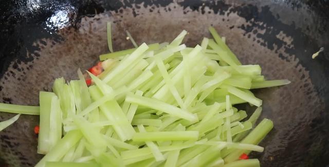 睡眠不好别愁，80岁奶奶教我土方法，一根莴笋解决问题，真厉害