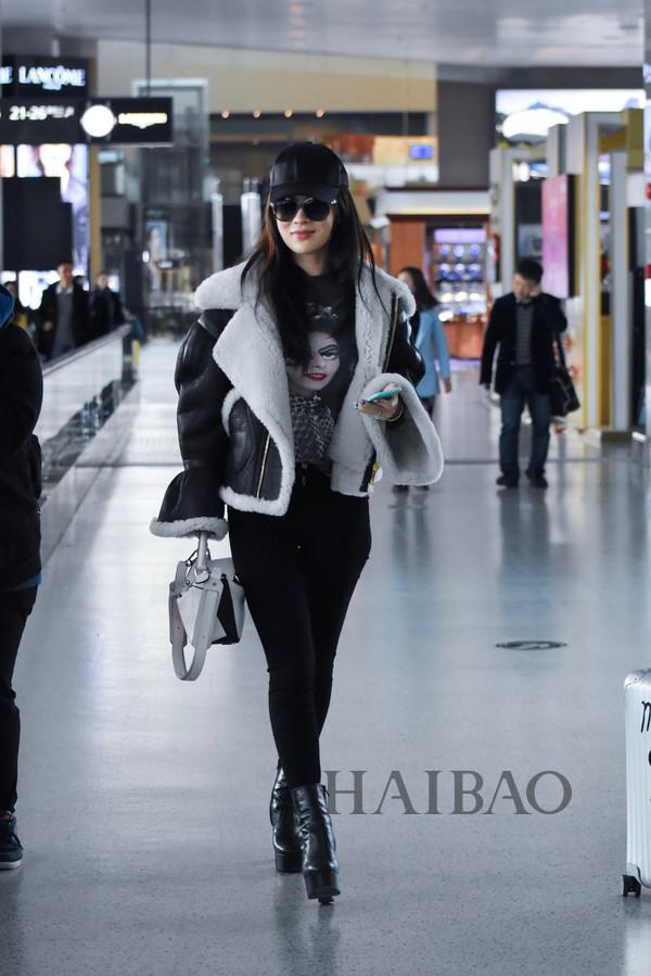 街拍华语明星街拍霍思燕机场街拍图片来自视觉中国/网络2017年7月6日