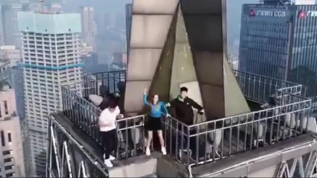 200余米大厦天台3人跳舞 重庆渝中警方：正在处理