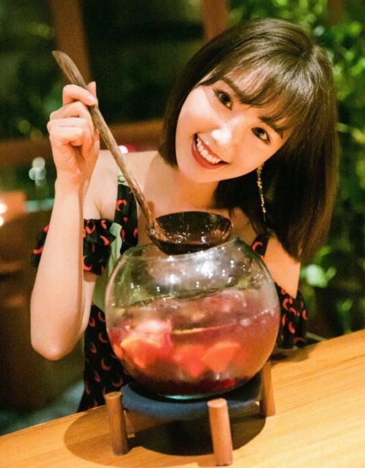 面对镜头微笑自拍,虽然是深v造型,但是毛晓彤这身衣服恰到好处把事业