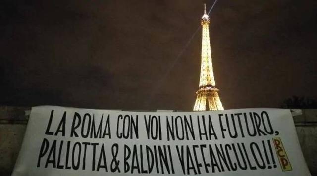 巴黎的罗马球迷横幅抗议：罗马在你们手里看不到未来