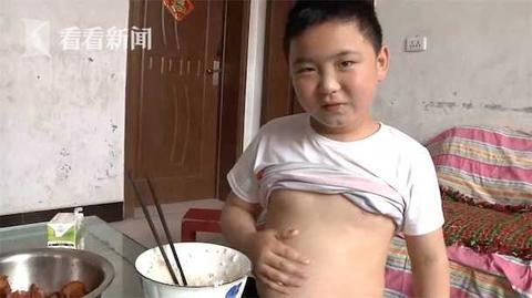 11岁小男孩狂吃3月增肥20多斤 背后故事让人泪目