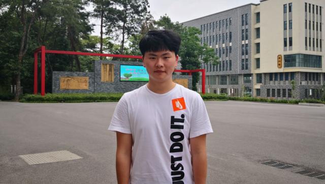 六安一中东校区励志看六安一中东校区这两位学生六安一中校花谭燕燕