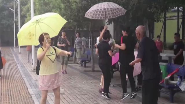 下雨想跳舞(下雨跳舞的抖音视频)
