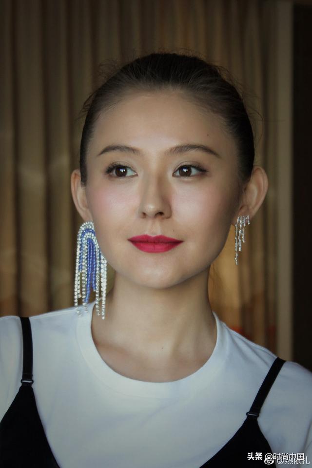热依扎也有一些自己固定喜欢的款式,比如这枚亚克力的麻花大耳环,很多