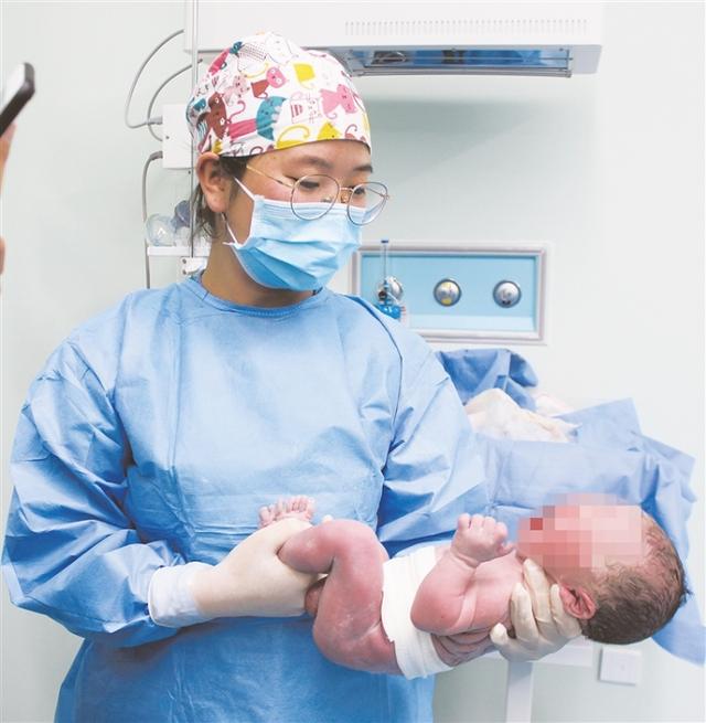 曲靖首例试管婴儿在市妇幼保健院降生