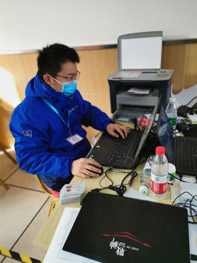 破碎机旁边按个啄木鸟