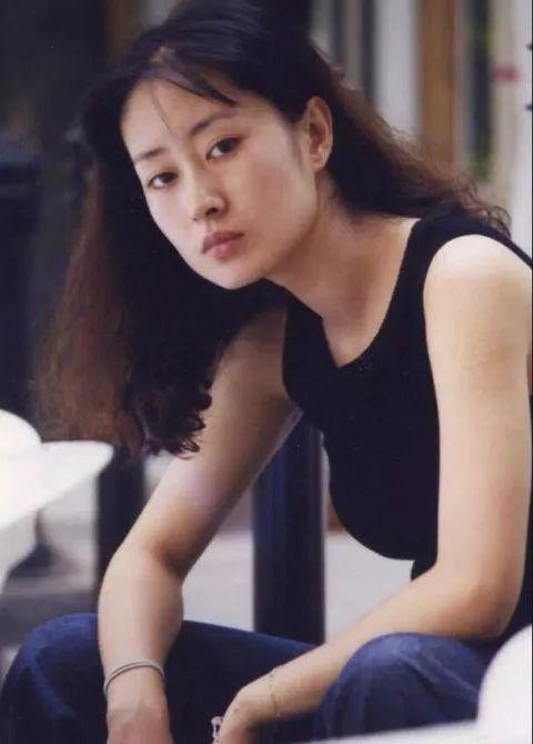 刘敏涛是属于姐姐的长相,年轻的时候就比较成熟,很有风情.