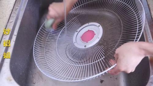 艾美特电风扇拆洗步骤(积灰风扇详细的拆洗方法)(8)