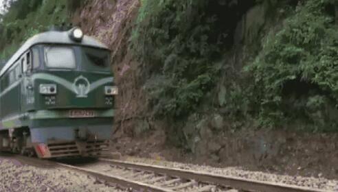 福建三明山体滑坡影响铁路线，500人连夜抢通