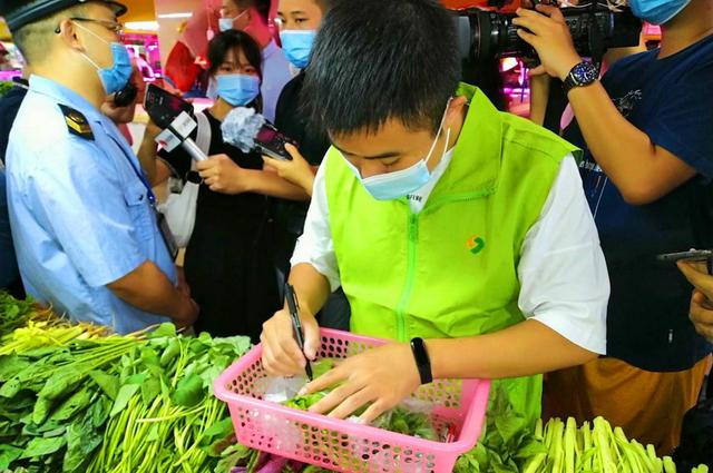 担心购买的蔬菜农药残留超标，水产品质量不过关？你的“菜篮子”他们帮你查了2