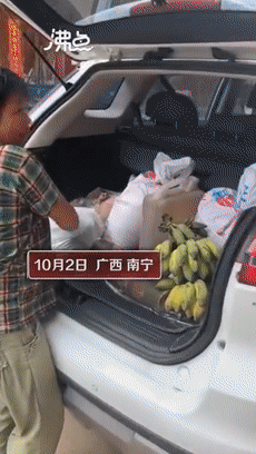 国庆中秋假期已过半:国庆中秋假期已过半，不少人踏上返程，后备箱又被妈妈塞满了