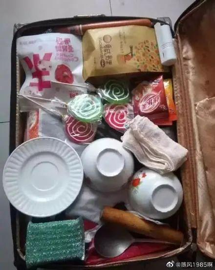 国庆中秋假期已过半:国庆中秋假期已过半，不少人踏上返程，后备箱又被妈妈塞满了