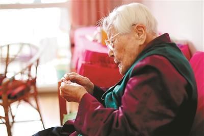 109周岁 她是杭州最长寿的老人 26秒穿针线 微信用得贼溜
