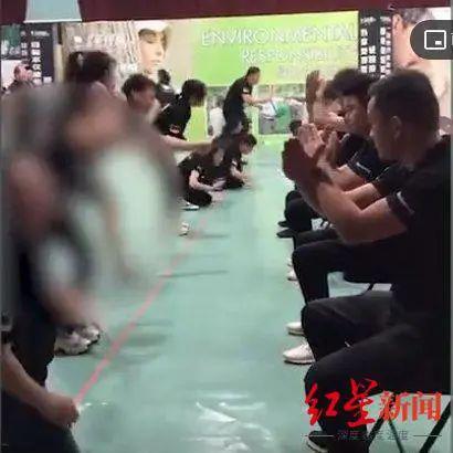东莞市工厂管理员骂员工干掉员工（东莞一公司员工集体跪地自扇耳光）(2)