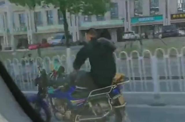 「真相揭秘」交警抓摩托车最新视频