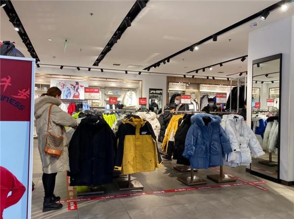 班尼路专卖店