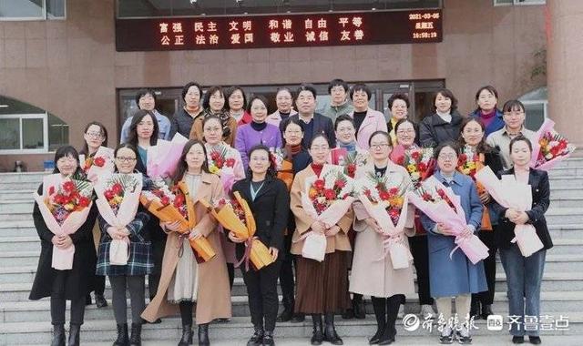 女教职工庆祝三八妇女节（潍坊科技学院表彰最美女职工）(1)
