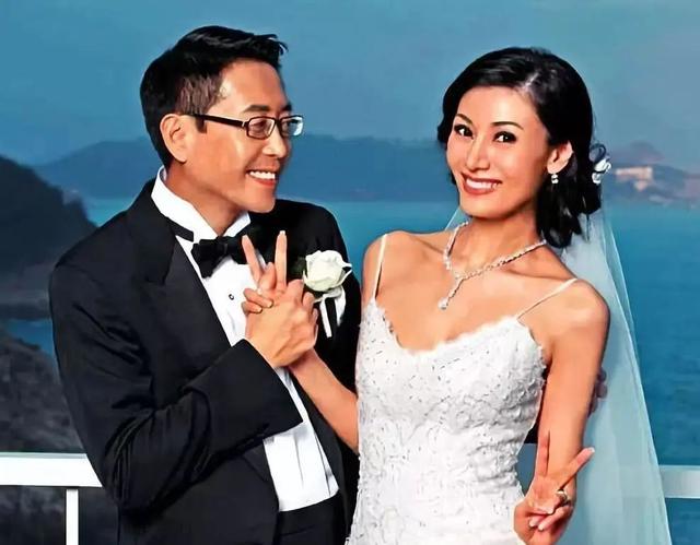 "其实黎姿的出身很好,祖父黎民伟是香港电影之父,祖母林楚楚是香港第