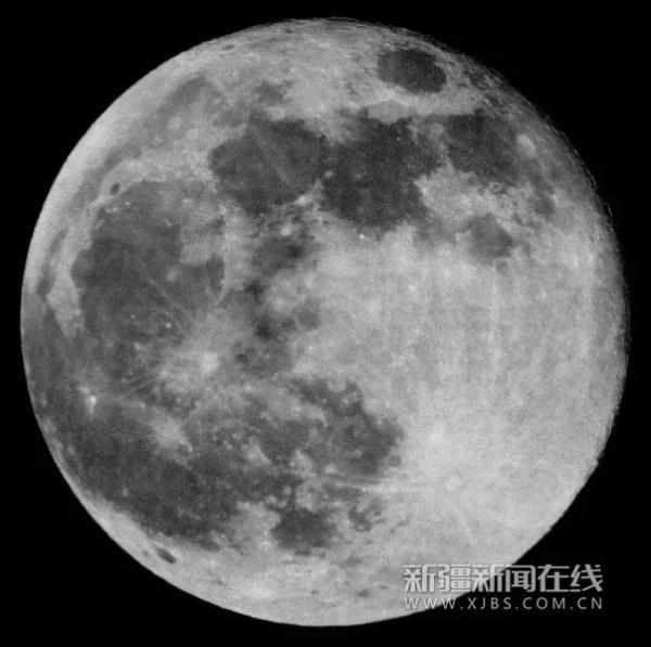 021首次超级月亮（乌鲁木齐天空的超级月亮）"