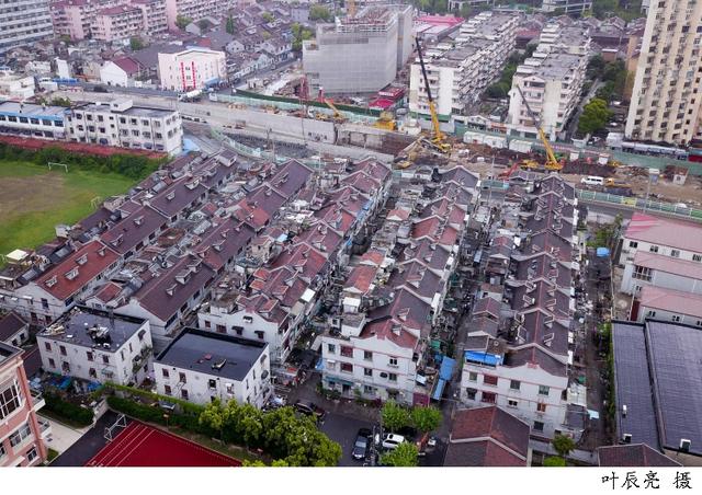 虬江路是个缩影,截至8月底,上海已完成中心城区成片二级旧里以下房屋