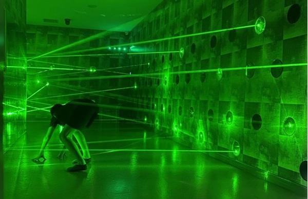 激光密室,要多人合作,躲避散发幽绿光芒的激光阵,对抗天顶幕墙的坍塌