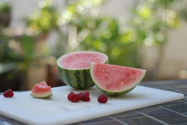 它被称为“瓜中之王”，但有用的瓜皮却被你扔了！西瓜皮这样吃，养生又美味