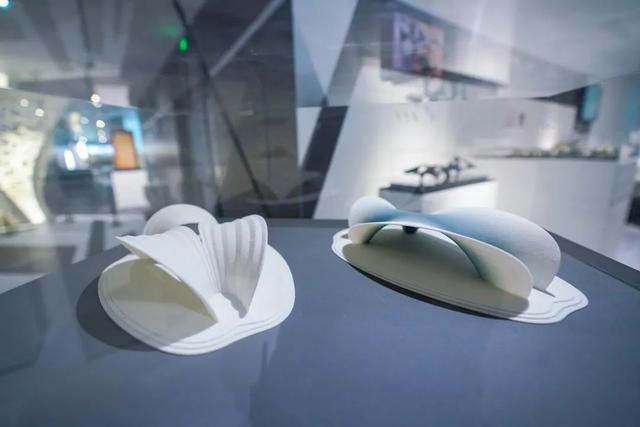 观展｜扎哈的作品来到了上海，她的建筑灵魂与人呢？