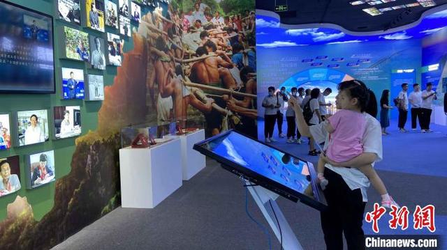 参观小康工程山东主题展