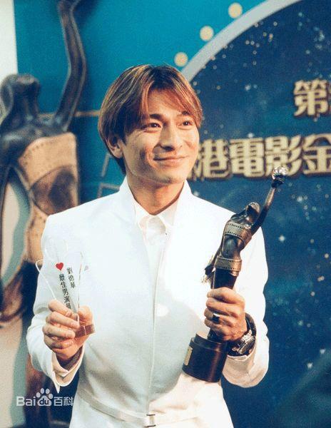 刘德华的年龄:刘德华出道40年，59岁依然拼搏在片场，称自己是会哭的普通人