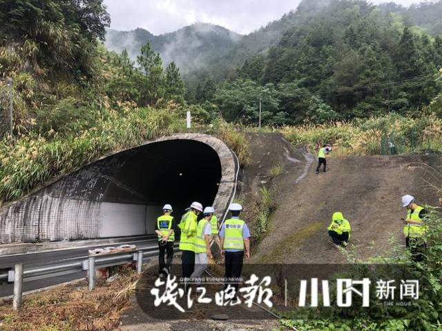 整点新闻台风直播上线，持续带来当地最新防台情况。
(图25)