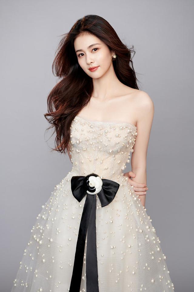 白鹿穿黑色抹胸礼服(白鹿碎花吊带裙壁纸)